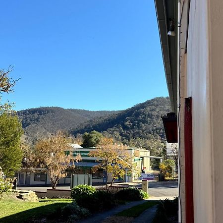 Colonial Bank Motel Omeo Extérieur photo